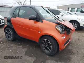 2016 Smart fortwo Passion z VIN WMEFJ5DA0GK051523, wystawiony jako IAAI lot #41688065 z przebiegiem 46 620 mil mil oraz . Historia ofert i sprzedaży dostępna na DreamBid. Obrazek 1.