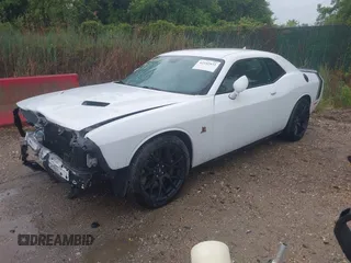 2018 Dodge Challenger R/T Scat Pack z VIN 2C3CDZFJ4JH228011, wystawiony jako IAAI lot #42242031 z przebiegiem 24 072 mil mil oraz . Historia ofert i sprzedaży dostępna na DreamBid. Obrazek 2.