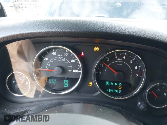 2013 Jeep Wrangler Unlimited Freedom z VIN 1C4BJWDG8DL648870, wystawiony jako IAAI lot #41909372 z przebiegiem 184 203 mil mil oraz . Historia ofert i sprzedaży dostępna na DreamBid. Obrazek 7.
