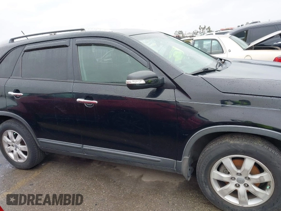 2013 Kia Sorento LX z VIN 5XYKT3A68DG388695, wystawiony jako IAAI lot #41809229 z przebiegiem 157 966 mil mil oraz . Historia ofert i sprzedaży dostępna na DreamBid. Obrazek 13.