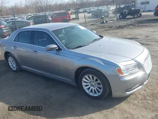 2014 Chrysler 300 z VIN 2C3CCAAG3EH136426, wystawiony jako IAAI lot #41775311 z przebiegiem 146 611 mil mil oraz . Historia ofert i sprzedaży dostępna na DreamBid. Obrazek 1.