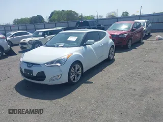 2016 Hyundai Veloster z VIN KMHTC6AD9GU272411, wystawiony jako IAAI lot #41904711 z przebiegiem 133 490 mil mil oraz . Historia ofert i sprzedaży dostępna na DreamBid. Obrazek 2.