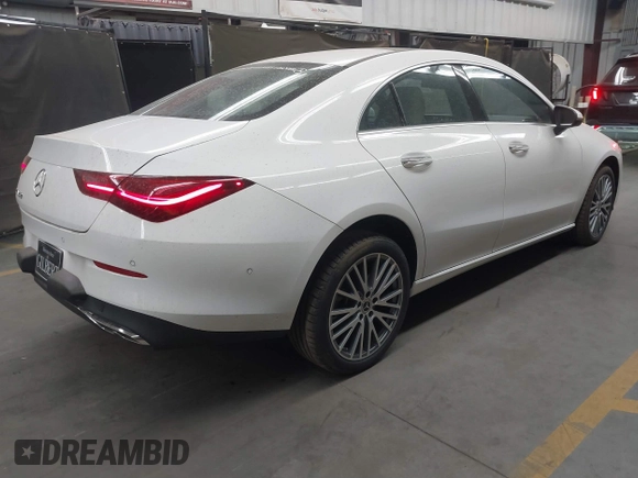 2025 Mercedes-Benz CLA 250 z VIN W1K5J4GB4SN481027, wystawiony jako IAAI lot #40772342 z przebiegiem 533 mil mil oraz . Historia ofert i sprzedaży dostępna na DreamBid. Obrazek 4.