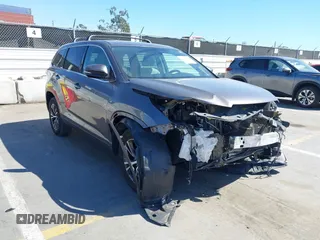 2018 Toyota Highlander LE z VIN 5TDZARFH4JS034348, wystawiony jako IAAI lot #41827946 z przebiegiem 71 753 mil mil oraz . Historia ofert i sprzedaży dostępna na DreamBid. Obrazek 1.
