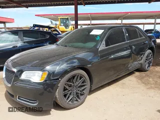 2013 Chrysler 300 S z VIN 2C3CCABG0DH506468, wystawiony jako IAAI lot #42050252 z przebiegiem 145 467 mil mil oraz . Historia ofert i sprzedaży dostępna na DreamBid. Obrazek 2.