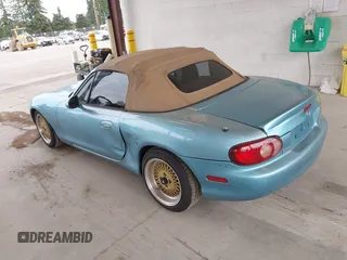 2001 Mazda MX-5 Miata z VIN JM1NB353510200779, wystawiony jako IAAI lot #42479005 z przebiegiem 157 269 mil mil oraz . Historia ofert i sprzedaży dostępna na DreamBid. Obrazek 3.