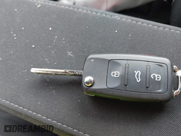 2018 Volkswagen Beetle S z VIN 3VWFD7AT1JM726428, wystawiony jako IAAI lot #42154938 z przebiegiem 41 279 mil mil oraz . Historia ofert i sprzedaży dostępna na DreamBid. Obrazek 11.