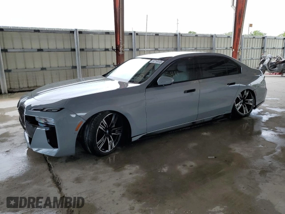 2023 BMW i7 xDrive60 z VIN WBY53EJ04PCM31425, wystawiony jako Copart lot #59719113 z przebiegiem 5414 mil mil oraz . Historia ofert i sprzedaży dostępna na DreamBid. Obrazek 1.