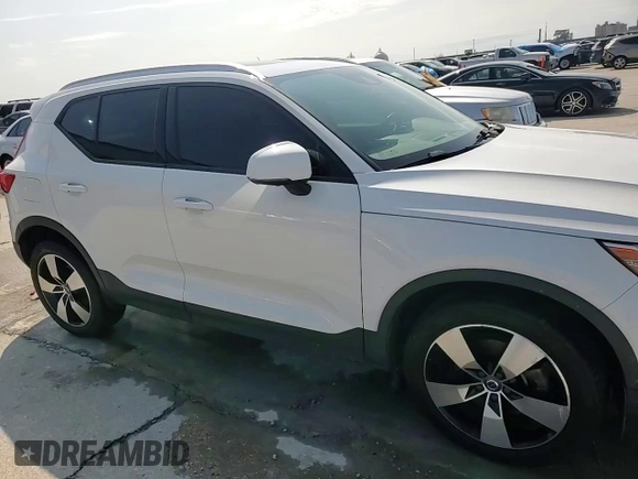 2019 Volvo XC40 Momentum z VIN YV4AC2HK3K2068990, wystawiony jako Copart lot #56154375 z przebiegiem Nie podano mil oraz Nie do naprawy • Non repairable. Historia ofert i sprzedaży dostępna na DreamBid. Obrazek 15.