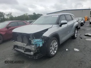 2024 Toyota Highlander LE z VIN 5TDKDRBH1RS538222, wystawiony jako Copart lot #58253945 z przebiegiem 12 757 mil mil oraz Szkoda całkowita • Salvage title. Historia ofert i sprzedaży dostępna na DreamBid. Obrazek 1.
