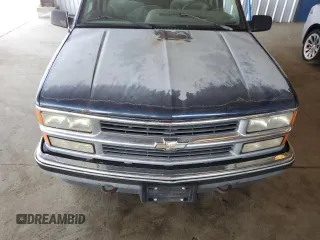 1995 Chevrolet Suburban z VIN 1GNFK16K9SJ333918, wystawiony jako Copart lot #46665205 z przebiegiem 208 395 mil mil oraz Czysty tytuł • Clean title. Historia ofert i sprzedaży dostępna na DreamBid. Obrazek 12.