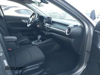 2023 Kia Forte LXS z VIN 3KPF24AD5PE606683, wystawiony jako IAAI lot #41216622 z przebiegiem 38 827 mil mil oraz . Historia ofert i sprzedaży dostępna na DreamBid. Obrazek 5.