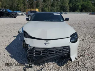 2023 Nissan Z Sport z VIN JN1BZ4AH8PM311031, wystawiony jako Copart lot #71440734 z przebiegiem 32 101 mil mil oraz Szkody całkowita. Historia ofert i sprzedaży dostępna na DreamBid. Obrazek 5.