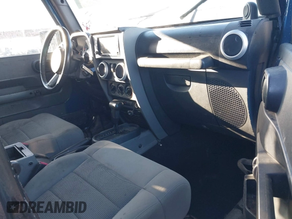 2009 Jeep Wrangler Sahara z VIN 1J4FA54199L722192, wystawiony jako IAAI lot #41619305 z przebiegiem 105 545 mil mil oraz . Historia ofert i sprzedaży dostępna na DreamBid. Obrazek 5.