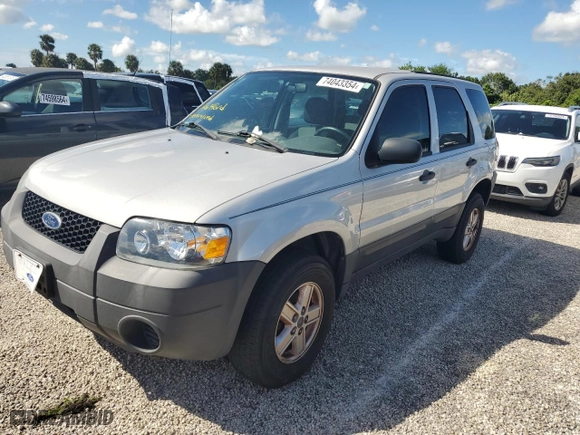 2007 Ford Escape XLS with VIN 1FMCU02Z07KB36040, listed as a Copart auction lot 74043354 with 0 mi miles and Salvage Title. Bid and sale history available at carsss.com. Image 1.