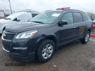 2015 Chevrolet Traverse LS z VIN 1GNKRFKDXFJ107942, wystawiony jako IAAI lot #42111246 z przebiegiem 128 036 mil mil oraz . Historia ofert i sprzedaży dostępna na DreamBid. Obrazek 2.