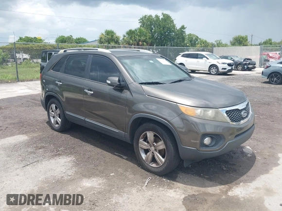 2013 Kia Sorento EX with VIN 5XYKU3A69DG318488, listed as a IAAI auction lot 42618875 with 221,080 mi miles and . Bid and sale history available at DreamBid. Image 1.
