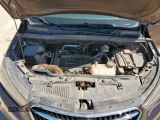 2017 Buick Encore Preferred z VIN KL4CJASB9HB189403, wystawiony jako Copart lot #57882825 z przebiegiem 93 667 mil mil oraz Szkoda całkowita • Salvage title. Historia ofert i sprzedaży dostępna na DreamBid. Obrazek 12.