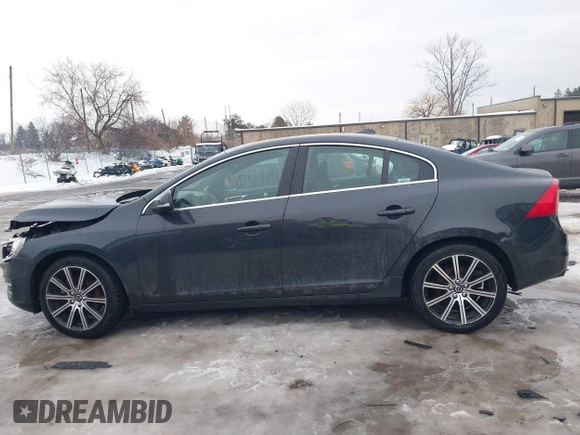 2015 Volvo S60 T5 Premier z VIN YV1612TK3F1359338, wystawiony jako IAAI lot #41645209 z przebiegiem 106 822 mil mil oraz . Historia ofert i sprzedaży dostępna na DreamBid. Obrazek 14.