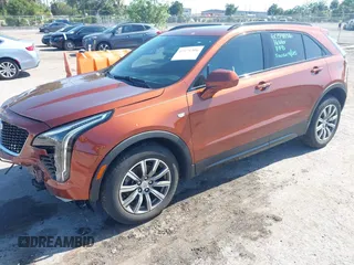 2019 Cadillac XT4 FWD Sport z VIN 1GYFZER4XKF103780, wystawiony jako IAAI lot #42171306 z przebiegiem 99 260 mil mil oraz . Historia ofert i sprzedaży dostępna na DreamBid. Obrazek 2.