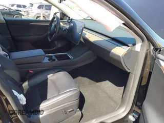 2024 Tesla Model Y Long Range z VIN 7SAYGDEE0RF078242, wystawiony jako IAAI lot #41808826 z przebiegiem 59 581 mil mil oraz . Historia ofert i sprzedaży dostępna na DreamBid. Obrazek 5.