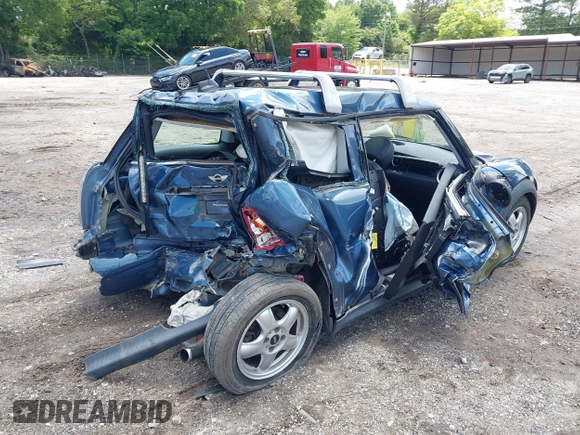 2009 MINI Hardtop with VIN WMWMF33509TU74290, listed as a IAAI auction lot 42538919 with 104,209 mi miles and . Bid and sale history available at DreamBid. Image 4.
