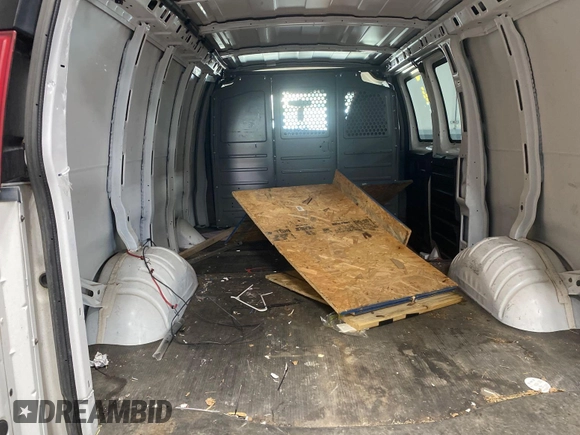 2014 Chevrolet Express Cargo z VIN 1GCSGAFX7E1163258, wystawiony jako IAAI lot #42501106 z przebiegiem 214 104 mil mil oraz . Historia ofert i sprzedaży dostępna na DreamBid. Obrazek 25.