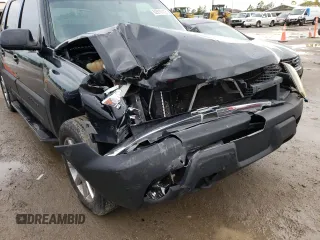 2002 Chevrolet Avalanche with VIN 3GNEC13TX2G104249, listed as a Copart auction lot 62910112 with 217,614 mi miles and Salvage title. Bid and sale history available at DreamBid. Image 9.