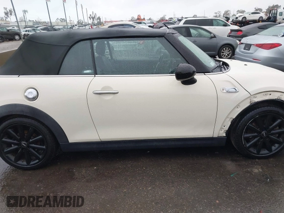 2016 MINI Convertible S z VIN WMWWG9C52G3C21934, wystawiony jako IAAI lot #41569029 z przebiegiem 102 042 mil mil oraz . Historia ofert i sprzedaży dostępna na DreamBid. Obrazek 14.