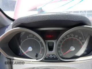 2013 Ford Fiesta SE z VIN 3FADP4BJ9DM167508, wystawiony jako IAAI lot #41696390 z przebiegiem Nie podano mil oraz . Historia ofert i sprzedaży dostępna na DreamBid. Obrazek 7.