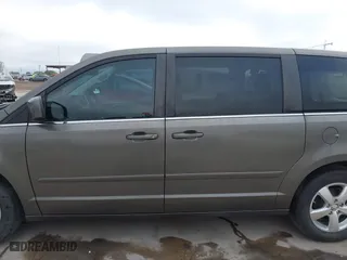 2010 Volkswagen Routan SE with VIN 2V4RW3D1XAR407847, listed as a IAAI auction lot 42020588 with 233,095 mi miles. Bid and sale history available at carsss.com. Image 14.