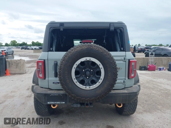 2022 Ford Bronco z VIN 1FMEE5DP3NLB31811, wystawiony jako IAAI lot #42303650 z przebiegiem 43 636 mil mil oraz . Historia ofert i sprzedaży dostępna na DreamBid. Obrazek 16.