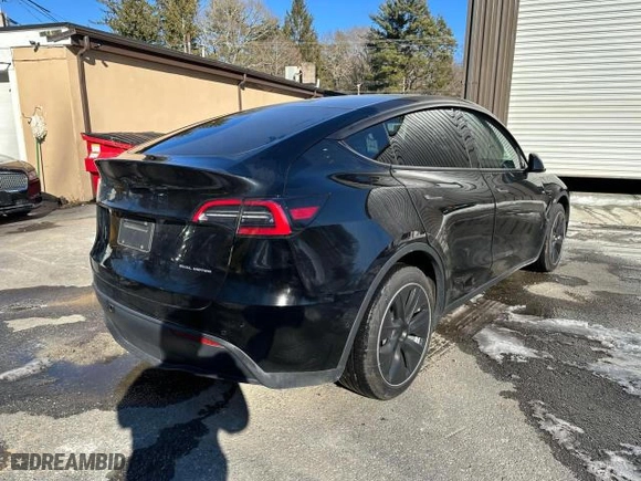 2021 Tesla Model Y Long Range with VIN 5YJYGDEE7MF196889, listed as a Copart auction lot 45724325 with 123,930 mi miles and Clean Title. Bid and sale history available at carsss.com. Image 4.