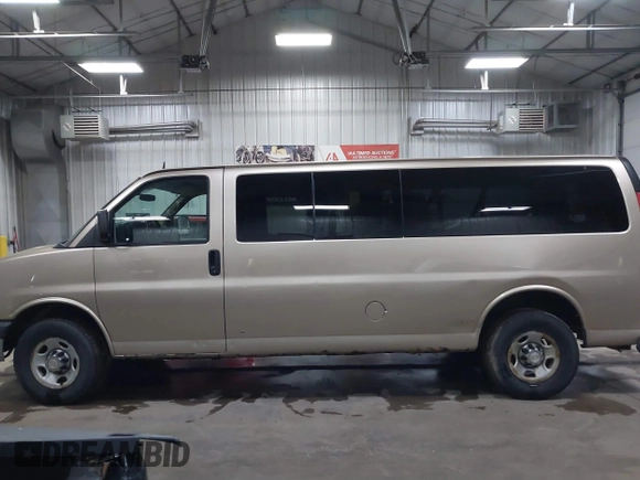 2012 Chevrolet Express Passenger 1LT z VIN 1GAZG1FAXC1127760, wystawiony jako IAAI lot #41629882 z przebiegiem 311 110 mil mil oraz . Historia ofert i sprzedaży dostępna na DreamBid. Obrazek 14.