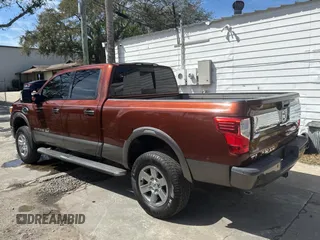 2016 Nissan Titan SL z VIN 1N6BA1F20GN510413, wystawiony jako Copart lot #48017425 z przebiegiem 225 717 mil mil oraz Czysty tytuł • Clean title. Historia ofert i sprzedaży dostępna na DreamBid. Obrazek 3.