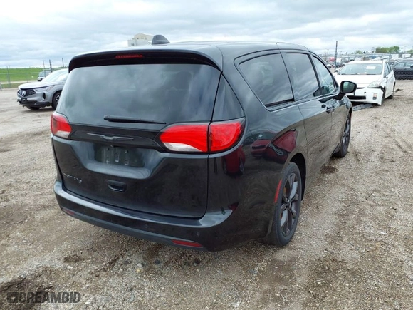 2018 Chrysler Pacifica Touring Plus with VIN 2C4RC1FG9JR351697, listed as a IAAI auction lot 42077064 with 176,644 mi miles. Bid and sale history available at carsss.com. Image 4.