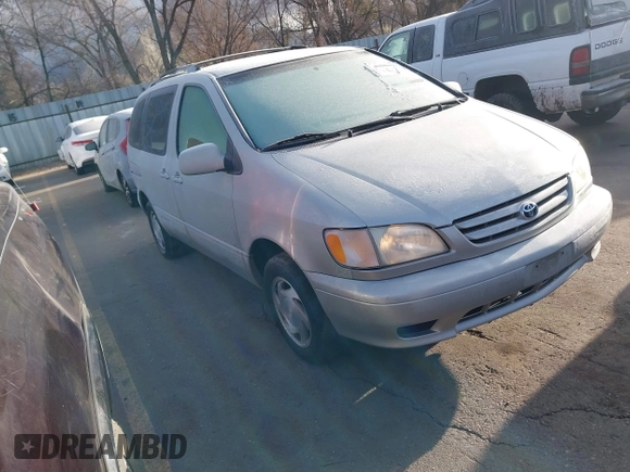 2002 Toyota Sienna LE with VIN 4T3ZF13C62U427621, listed as a IAAI auction lot 41046114 with 273,301 mi miles. Bid and sale history available at carsss.com. Image 1.