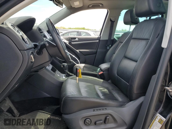 2013 Volkswagen Tiguan SE z VIN WVGAV7AX4DW523112, wystawiony jako Copart lot #53261855 z przebiegiem 86 190 mil mil oraz Szkoda całkowita • Salvage title. Historia ofert i sprzedaży dostępna na DreamBid. Obrazek 7.