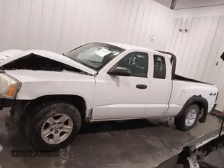2006 Dodge Dakota z VIN 1D7HW22NX6S579197, wystawiony jako IAAI lot #41816797 z przebiegiem 223 900 mil mil oraz . Historia ofert i sprzedaży dostępna na DreamBid. Obrazek 15.
