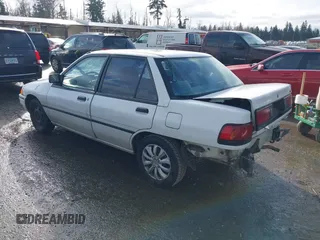 1993 Ford Escort z VIN 3FAPP13J9PR205353, wystawiony jako IAAI lot #41837169 z przebiegiem 4016 mil mil oraz . Historia ofert i sprzedaży dostępna na DreamBid. Obrazek 3.