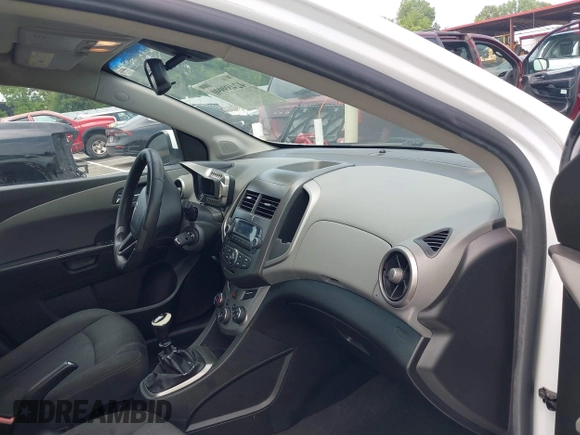 2012 Chevrolet Sonic LT z VIN 1G1JD6SH6C4232414, wystawiony jako IAAI lot #42489990 z przebiegiem 174 731 mil mil oraz . Historia ofert i sprzedaży dostępna na DreamBid. Obrazek 5.