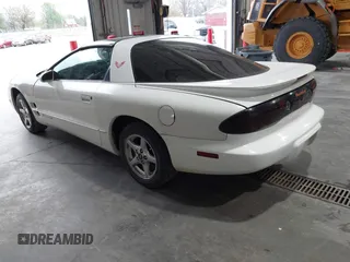 2002 Pontiac Firebird Firebird z VIN 2G2FS22K622160596, wystawiony jako IAAI lot #42068980 z przebiegiem 243 922 mil mil oraz . Historia ofert i sprzedaży dostępna na DreamBid. Obrazek 3.