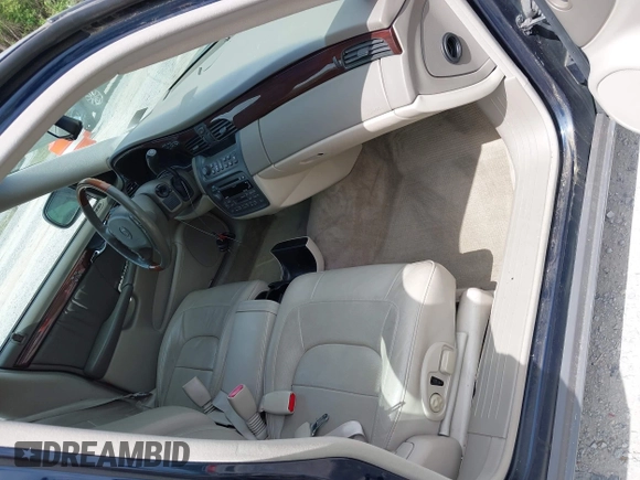 2004 Cadillac DeVille DHS z VIN 1G6KE54Y64U110060, wystawiony jako IAAI lot #42133610 z przebiegiem 68 677 mil mil oraz . Historia ofert i sprzedaży dostępna na DreamBid. Obrazek 5.