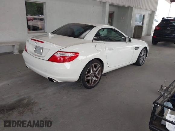 2013 Mercedes-Benz SLK 250 z VIN WDDPK4HA2DF058309, wystawiony jako IAAI lot #42417406 z przebiegiem 87 282 mil mil oraz . Historia ofert i sprzedaży dostępna na DreamBid. Obrazek 4.