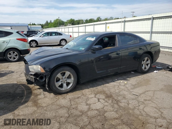 2013 Dodge Charger SE z VIN 2C3CDXBG6DH725726, wystawiony jako Copart lot #56415675 z przebiegiem 185 165 mil mil oraz Szkoda całkowita • Salvage title. Historia ofert i sprzedaży dostępna na DreamBid. Obrazek 1.