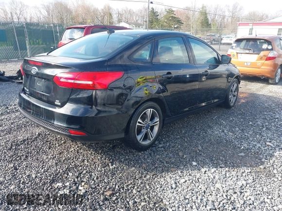 2018 Ford Focus SE z VIN 1FADP3FE9JL255818, wystawiony jako IAAI lot #42009017 z przebiegiem 79 329 mil mil oraz . Historia ofert i sprzedaży dostępna na DreamBid. Obrazek 4.