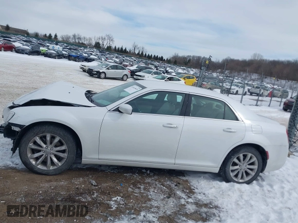 2015 Chrysler 300 Limited with VIN 2C3CCARG8FH756811, listed as a IAAI auction lot 41614649 with 70,580 mi miles. Bid and sale history available at carsss.com. Image 15.