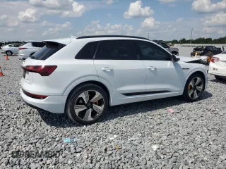 2022 Audi e-tron Premium Plus z VIN WA1LAAGE8NB019791, wystawiony jako Copart lot #56399155 z przebiegiem 24 521 mil mil oraz Szkody całkowita. Historia ofert i sprzedaży dostępna na DreamBid. Obrazek 3.