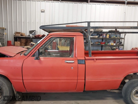 1983 Toyota Pickup z VIN JT4RN44R8D1137485, wystawiony jako IAAI lot #41741970 z przebiegiem 328 446 mil mil oraz . Historia ofert i sprzedaży dostępna na DreamBid. Obrazek 15.