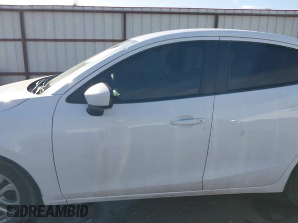 2016 Scion iA z VIN 3MYDLBZV2GY107457, wystawiony jako IAAI lot #38939578 z przebiegiem 99 928 mil mil oraz . Historia ofert i sprzedaży dostępna na DreamBid. Obrazek 14.